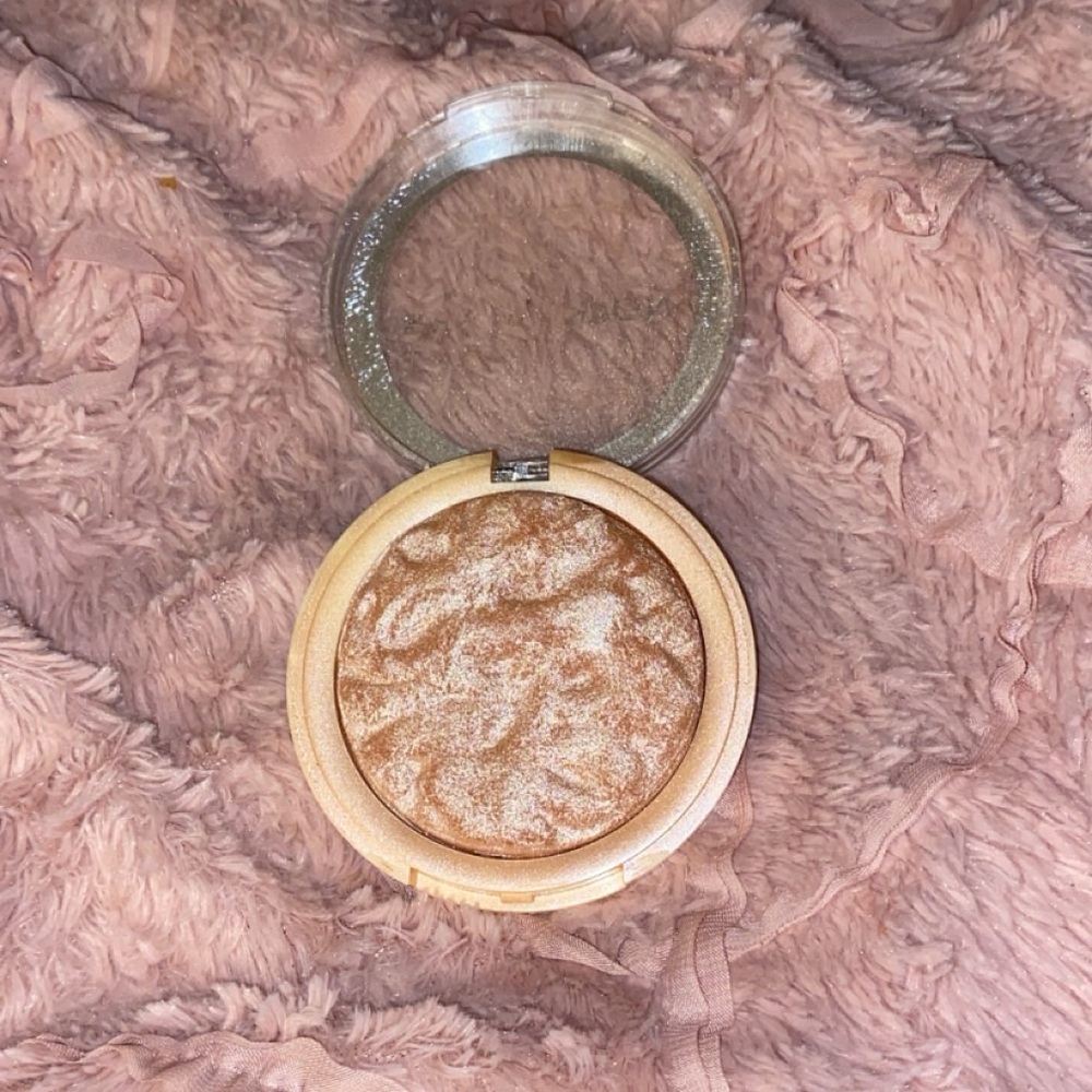 Radiant Glow Highlighter in Shimmering Bronze
